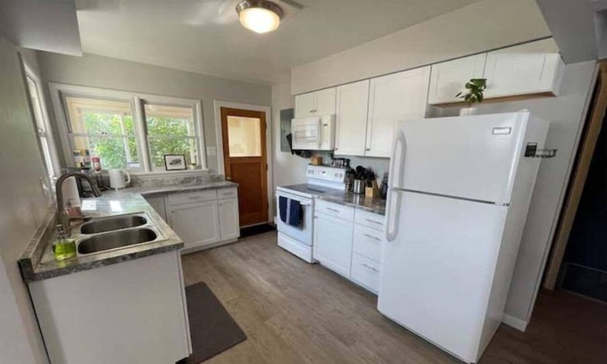 Philipsburg House | Hot Tub Haven - Only 2 Blocks To Candy Shop or Philipsburg Brewery!