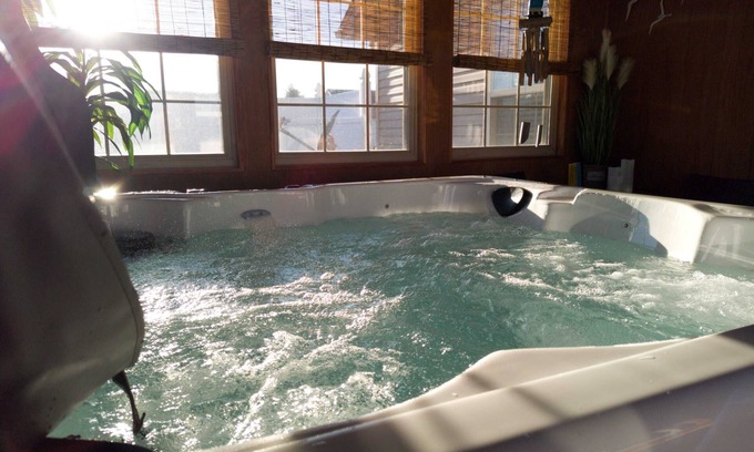 Jeffersonville House | Hot Tub Hideaway 3 BR