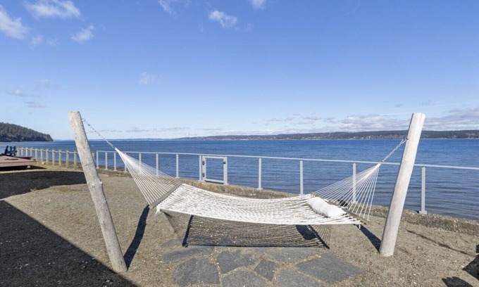 Adelma Beach House | Hot Tub I Waterfront I Whale Watching