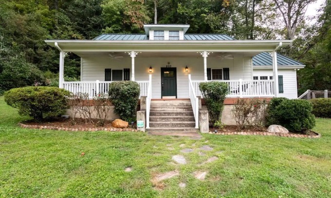 Old Fort Cottage | Hot Tub! Jarrett Creek Cottage bike/walk to breweries, ice cream, cafes, shops