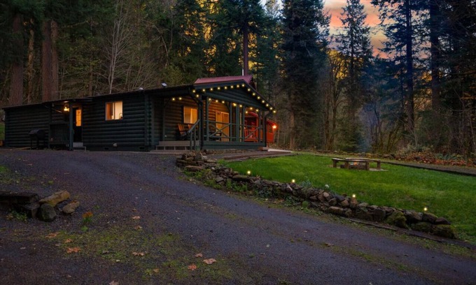 Ashford Cabin | Hot Tub, King Bed, EV Charger 5 MI to Mt Rainier