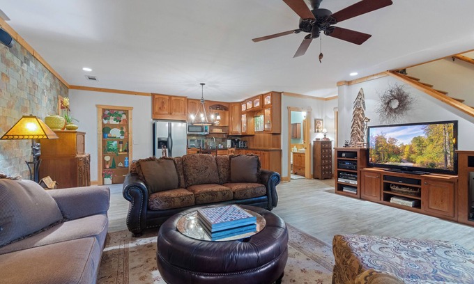 Dahlonega Apartment | ♨️Hot Tub🛏️King Bed🍷Wineries🌳Oasis🥾Hike🌎Comfy🔥Fire Pit⛲Pond 📺HDTV🍔Grill