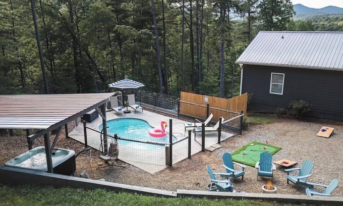 Dahlonega Cabin | Hot tub - King Beds - Mini Golf - Games - Private Pool - BBQGrill - Pet Friendly