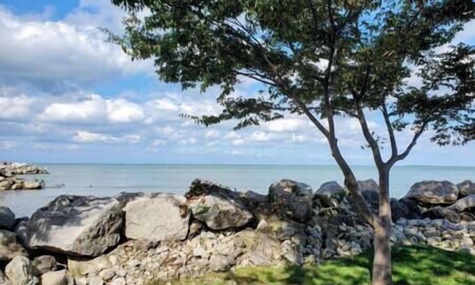Oak Harbor House | Hot Tub-Lake Erie Beach House, Lake Front
