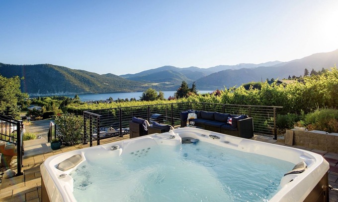 Manson House | Hot tub ~ Lake views ~ Sunsets for days ~ Close to town