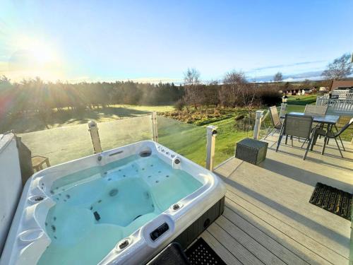 Swarland Apartment | Hot Tub Lodge with Panoramic Views & Free Golf