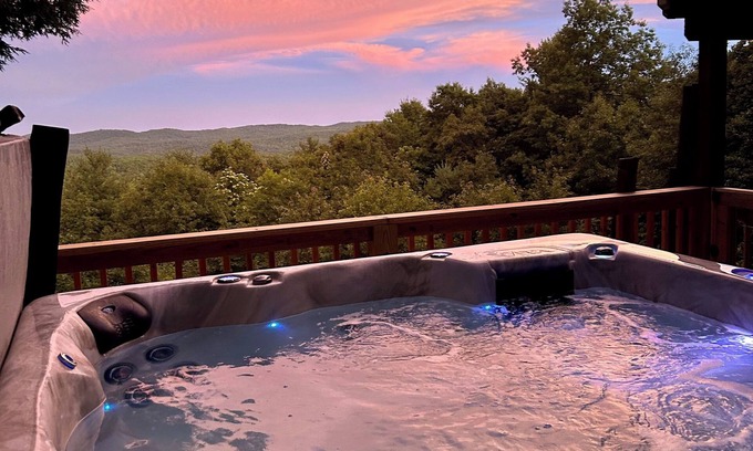 Brevard Cabin | HOT TUB, LONG RANGE VIEWS, 6 Bedrooms, Sleeps 15! GAME RM