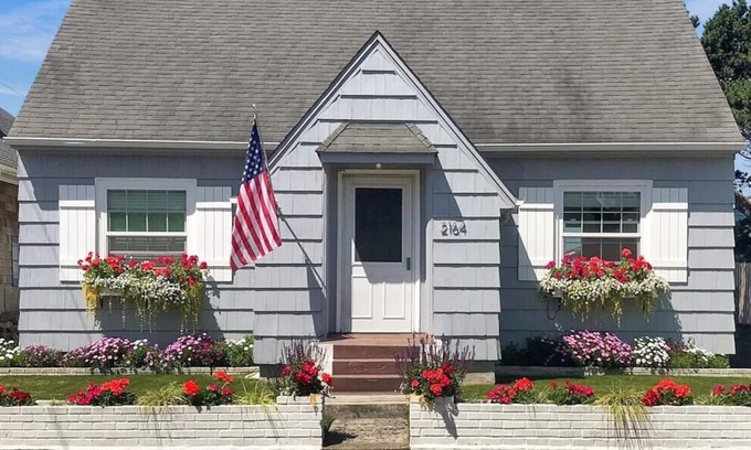 Seaside Cottage | Hot Tub Mere Steps from the Beach
