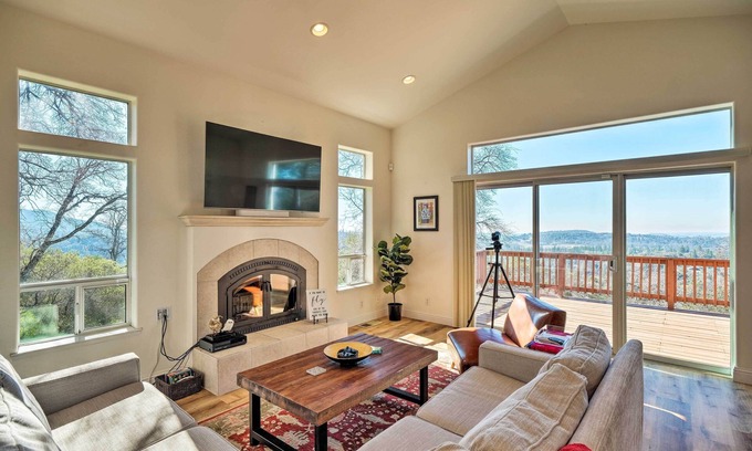 Columbia House | Hot Tub & Mtn Views: Peaceful Columbia Retreat!