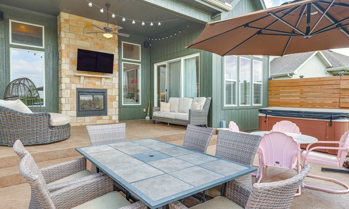 Bucyrus House | Hot Tub & Playset: Family Home in Overland Park!