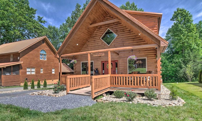 White Oak Lodge Cabin | Hot Tub, Pool Access & Fire Pit: Gatlinburg Cabin
