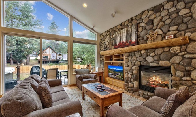 North Upper Truckee Cabin | Hot Tub, Pool Table, Bunk Beds, Large Yard, 8 Guests + Extra Kids 5 Yrs Old and Younger