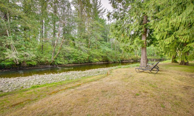 Startup House | Hot Tub Riverfront Retreat 4 Mi to Wallace Falls