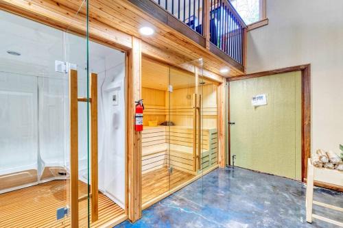 East Stroudsburg House | Hot Tub Sauna Steam Room Arcades Airhockey