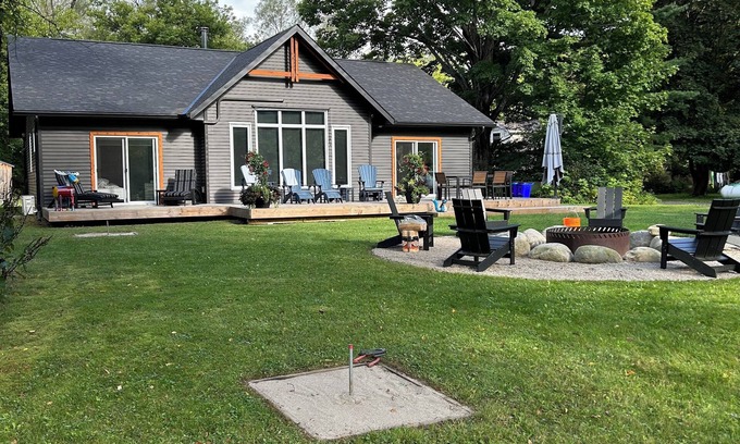 Bracebridge Cottage | Hot tub, sauna, walk to town of Bracebridge, dock, water toys, pets OK