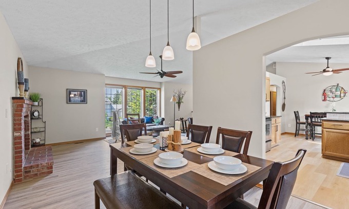Spokane House | Hot tub! Sleeps 8-11 Upscale Area