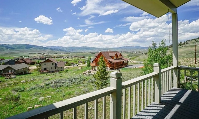 Innsbruck Val Moritz House | Hot Tub, Suana, Spectacular views and 3 minutes from Granby Ski Ranch Lift!