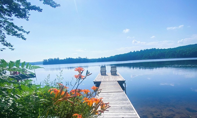 Baysville Cottage | Hot Tub, SUP, Canoe, FirePit, WiFi, Dog Friendly, 5 Mins to Baysville