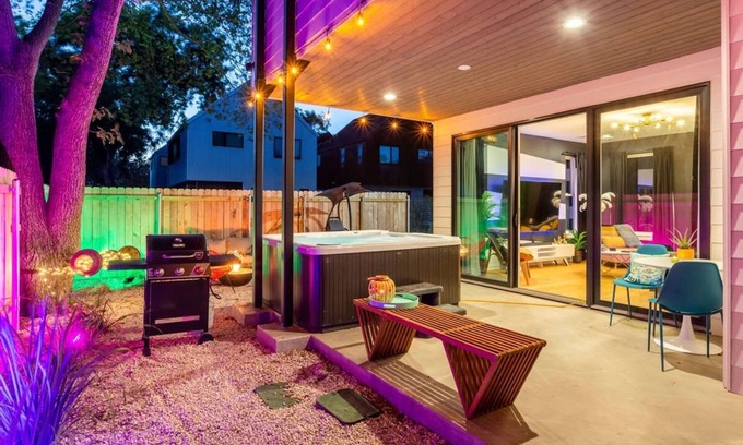 Govalle House | Hot Tub Time Machine Clubhouse DT 6 Min Drive