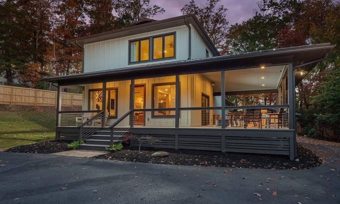 Mills River House | Hot Tub~Views~Fire Pit~Sleeps10~BBQ~Near Asheville