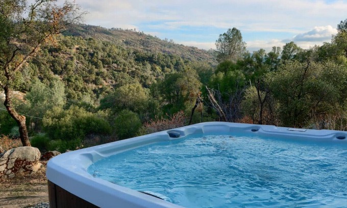Yosemite Forks House | Hot Tub, Views, Privacy, Game Room, just 5 min from Downtown!
