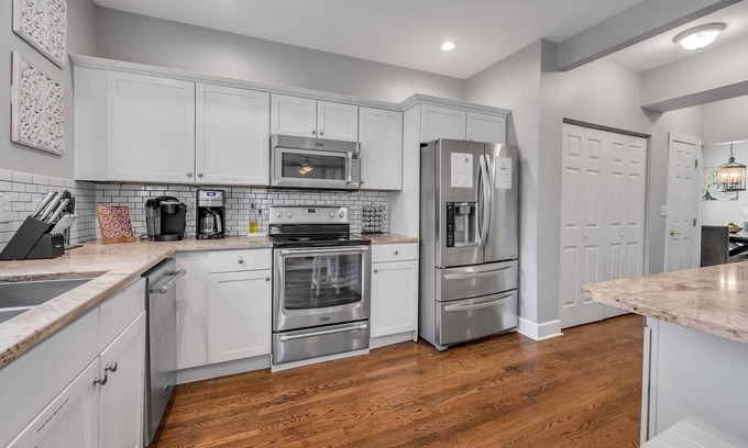 Hollywood - Mt. Vernon House | Hot Tub | Walk to Downtown | Patio | Fire Pit | Game Room