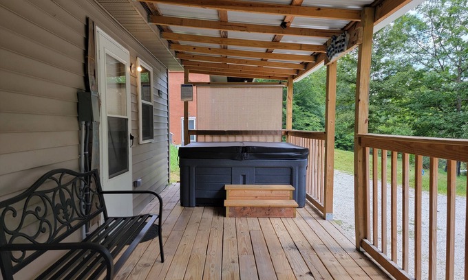 Stanton Cottage | Hot Tub & WiFi - Mimi's Hideaway - Budget-Friendly Escape in Red River Gorge, Kentucky!