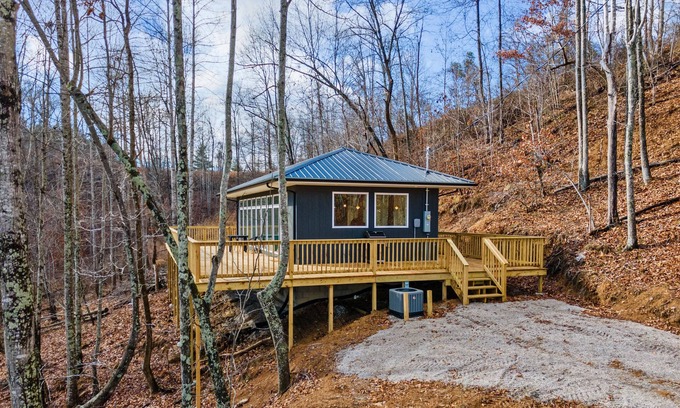 Denniston Ski Chalet | Hot Tub & WiFi - Romantic Cabin - Primrose - Cave Run Lake OR Red River Gorge, Kentucky!