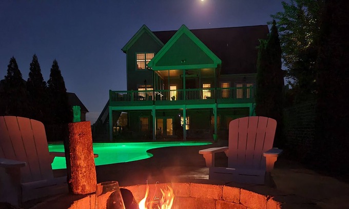 Graysville House | Hot Tub, Wood Fire Pit, 2 Gas Fires, Large pool, Gym, Pool Table, Darts, etc!