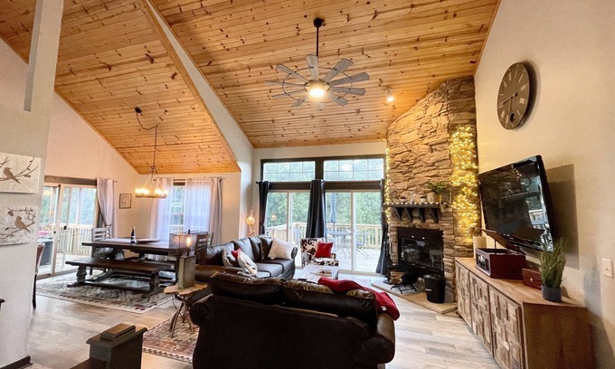 The Galena Territory Cabin | Hot tub, Wood Fireplace, Firepit, Pool/Marina Access