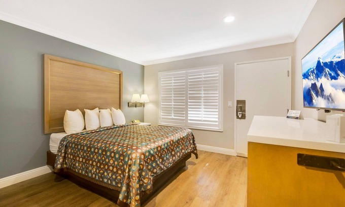 Anaheim Resort Hotel | Hotel 414 Anaheim, Luxurious King Size Bed
