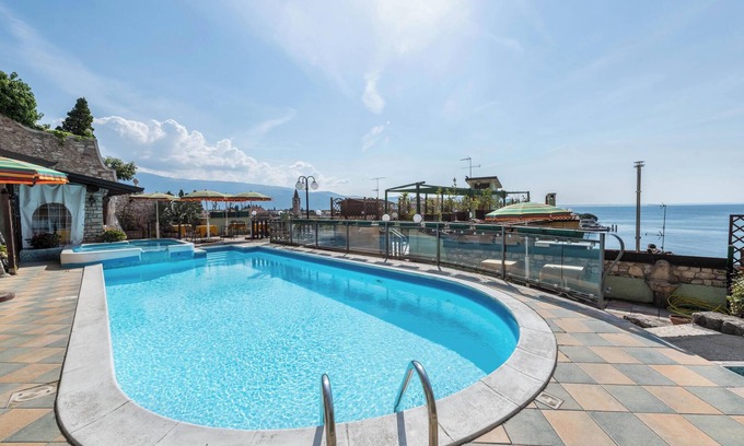 Toscolano Maderno Apartment | Hotel Apartment 'Gardasol Romantic 2 Vista Lago' with Lake View, Pool & Wi-Fi