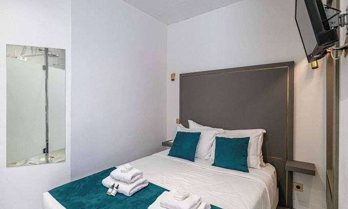 Cannes City Centre Apartment | Hotel Avaton - Deluxe bedroom Balcony - Cannes Palais