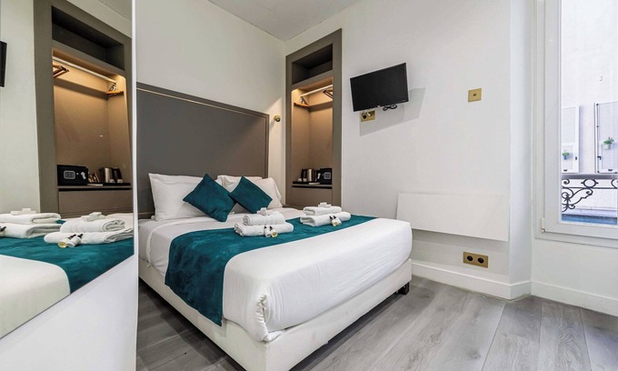Palais des Festivals - Old Port Apartment | Hotel Avaton - Deluxe Bedroom - Cannes Palais