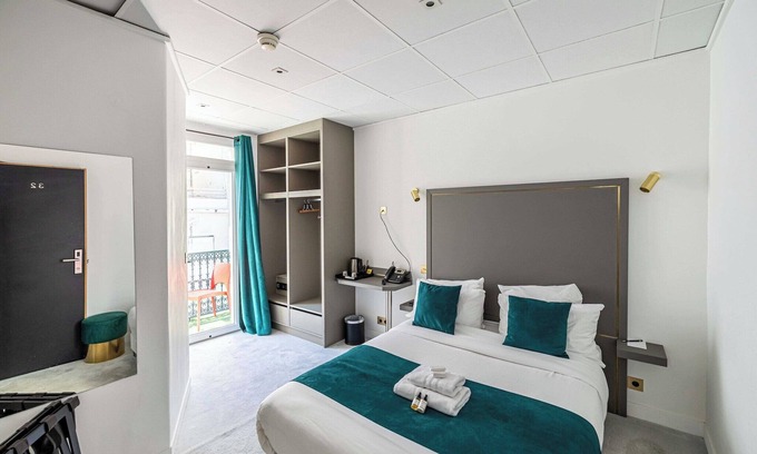 Cannes Old Town Apartment | Hotel Avaton - Deluxe bedroom with private Balcony