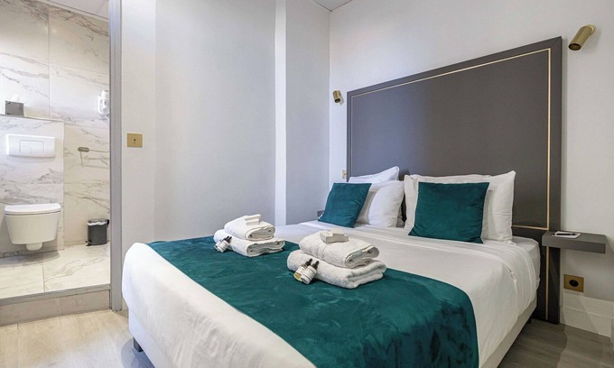 Cannes City Centre Apartment | Hotel Avaton - Family bedroom - Cannes Palais