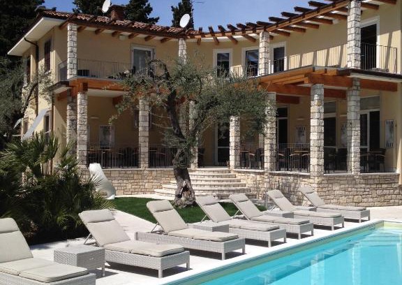 Torri del Benaco Hotel | Hotel Baia dei Pini