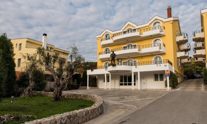 Podgorica Hotel | Hotel Crnogorska Kuća