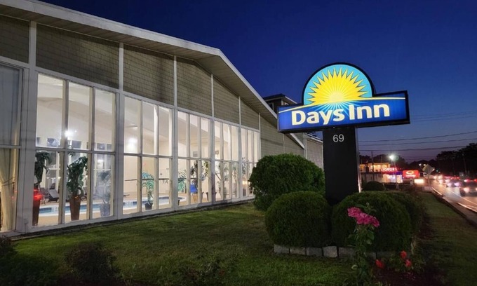 West Yarmouth House | Hotel Deluxe 2 Queen Size beds in the HEART of Cape, 2 Min from Hyannis MS