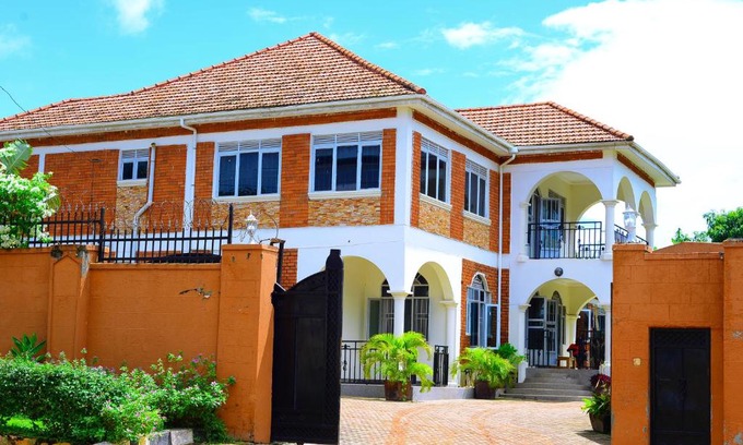Entebbe Bed & Breakfast | HOTEL EMRA