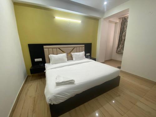 Dwarka House | Hotel Fuchsia Stay