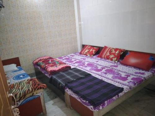 Mayapur Hotel | Hotel Gayatri Guest House Haridwar - Perfect Location And Comfortable Room