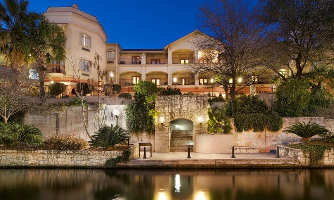 Downtown San Antonio Hotel | Hotel Indigo San Antonio Riverwalk by IHG
