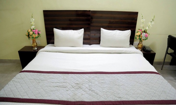 Ghaziabad Hotel | Hotel Livinn by F9