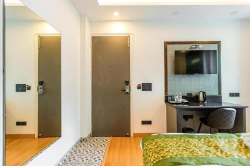 Chittaranjan Hotel | Hotel Mayur C R Park - Greater Kailash New Delhi
