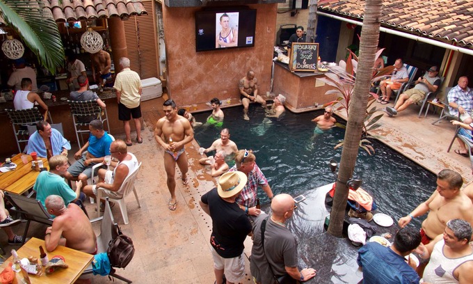Romantic Zone Hotel | Hotel Mercurio - Caters to Gay Men