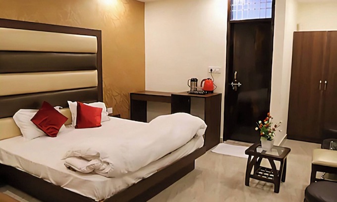 Preet Vihar Hotel | Hotel Mona Regency