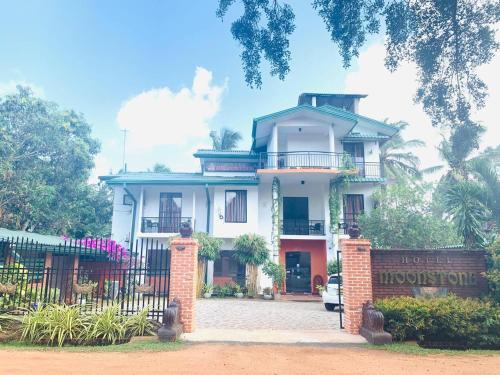 Anuradhapura Hotel | Hotel Moonstone