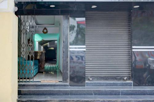 Mahmoorganj Hotel | Hotel O Pratima Palace