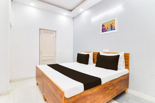 Kalkaji Hotel | Hotel O Shine Inn Govind Puri Metro Station